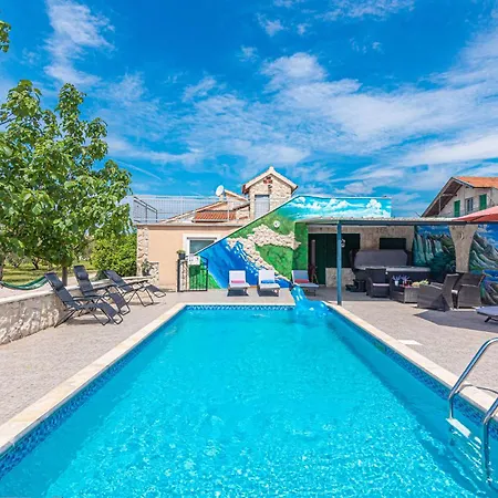 5 Bedroom Lovely In Cista Velika Holiday home