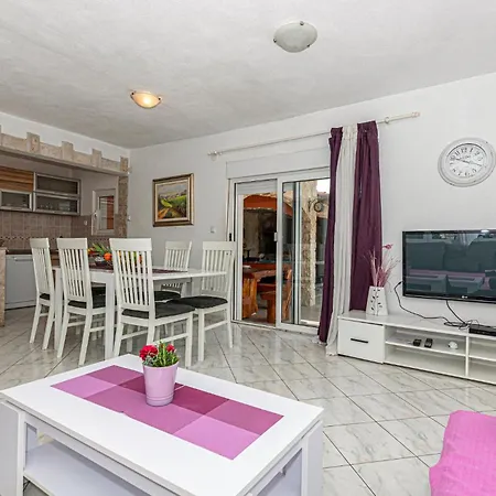 5 Bedroom Lovely In Cista Velika Holiday home Velika Cista (Sibenik-Knin)