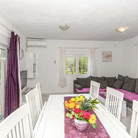 5 Bedroom Lovely In Cista Velika Holiday home Velika Cista (Sibenik-Knin)