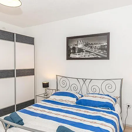 5 Bedroom Lovely In Cista Velika Holiday home *